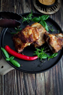 Biberiye ve soslu pirzola. Ahşap bir arka planda