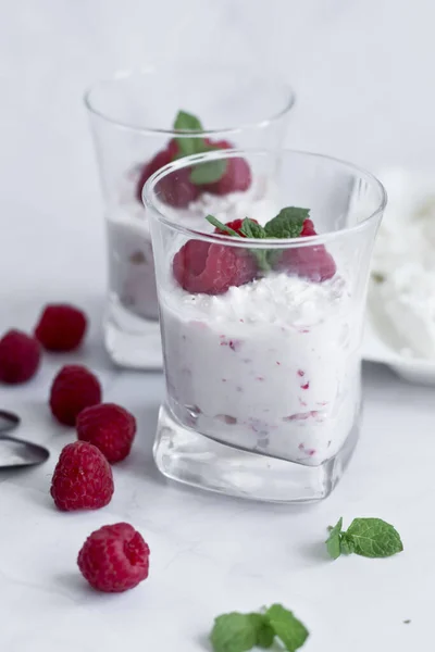 Iogurte Sobremesa Framboesa Deliciosamente Fundo Branco — Fotografia de Stock