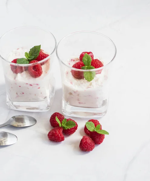 Joghurt Und Himbeerdessert Köstlich Auf Weißem Hintergrund — Stockfoto