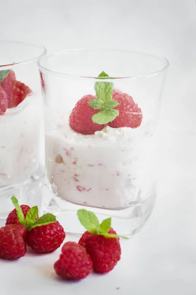 Joghurt Und Himbeerdessert Köstlich Auf Weißem Hintergrund — Stockfoto