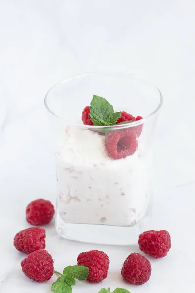 Йогурт Малиновый Десерт Восхитительно Белом Фоне — стоковое фото