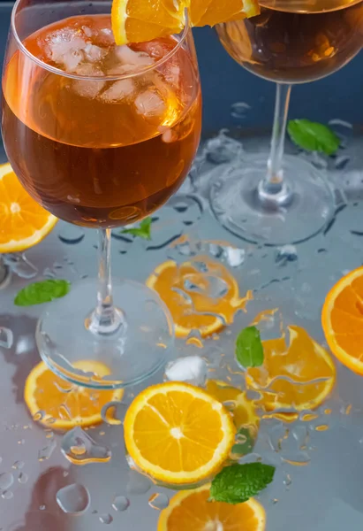 Koktejly Pomerančem Ledem Stůl Nápoje — Stock fotografie