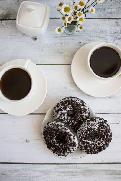 Chokladmunkar Med Kaffe Vitt Träbord — Stockfoto