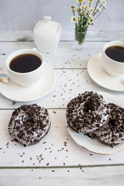 Chokladmunkar Med Kaffe Vitt Träbord — Stockfoto