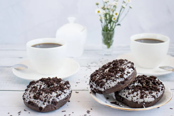 Donuts Chocolat Avec Une Tasse Café Sur Table Bois Blanc — Photo