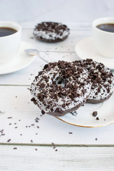 Donuts Chocolat Avec Une Tasse Café Sur Table Bois Blanc — Photo