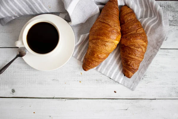 Frühstück Mit Kaffee Croissants Und Erdbeeren Auf Dem Tisch Morgen — Stockfoto