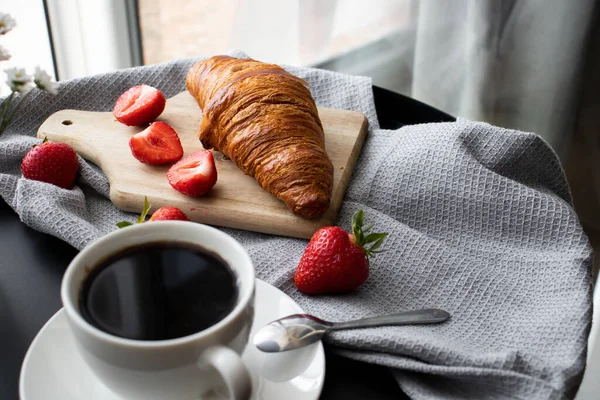 早餐桌上放着咖啡 羊角面包和草莓 — 图库照片