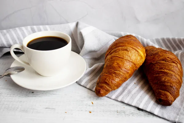 Завтрак Кофе Круассанами Клубникой Столе Доброе Утро — стоковое фото