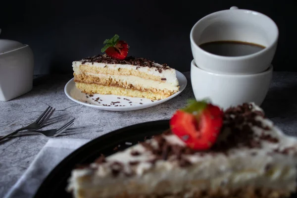 Kaffee Und Kuchen Mit Schokolade Und Erdbeeren Auf Einem Schwarzen — Stockfoto