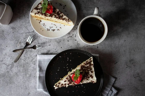 Καφές Και Κέικ Σοκολάτα Και Φράουλες Μαύρο Πιάτο Γλυκό Επιδόρπιο — Φωτογραφία Αρχείου