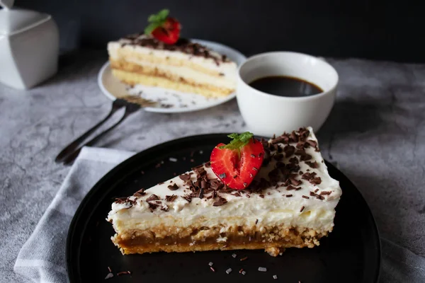 Coffee Cake Chocolate Strawberries Black Plate Sweet Dessert — Stock Photo, Image