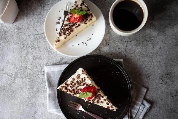 Kahve Kek Çikolatalı Siyah Tabakta Çilekli Tatlı Tatlı — Stok fotoğraf