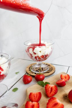 Taze çilekli ev yapımı çilekli cheesecake. Çilekli tatlı. Yaz kahvaltısı. 