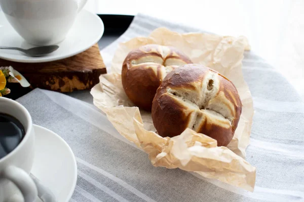 Ontbijt Met Koffie Broodjes Tafel Ochtends — Stockfoto