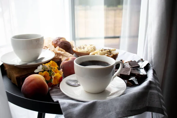 Frühstück Mit Kaffee Und Brötchen Morgen Auf Den Tisch — Stockfoto