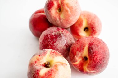 Beyaz arka planda olgun şeftaliler. Üst Manzara. Kapat. Beyaz arka planda bir kasede taze şeftali.