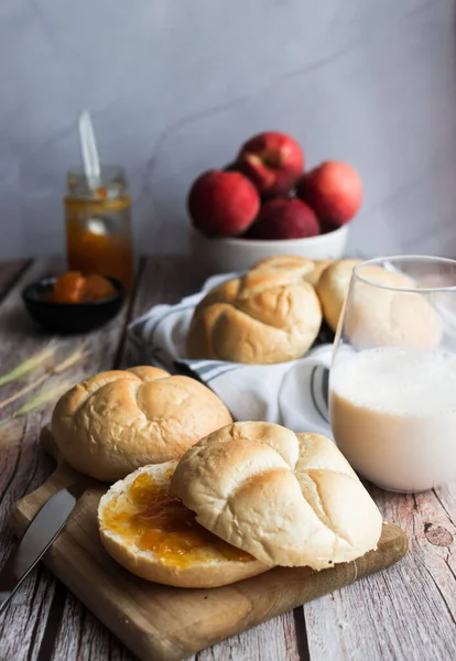 Bullar Med Aprikossylt Ett Träbord Frukost — Stockfoto