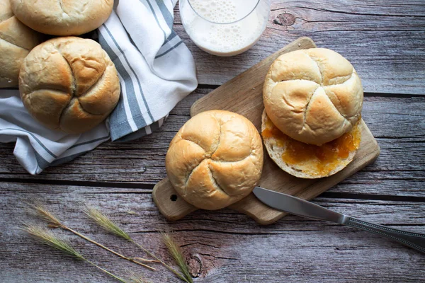 Broodjes Met Abrikozenjam Een Houten Tafel Ontbijt — Stockfoto