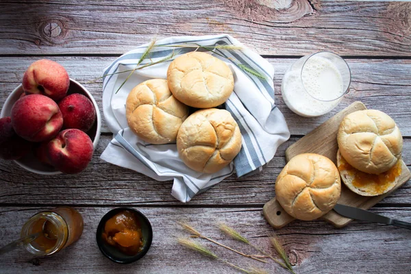 Broodjes Met Abrikozenjam Een Houten Tafel Ontbijt — Stockfoto