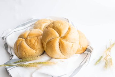 Buğday kulaklı ekmek ruloları. Beyaz bir arka planda. Yakın plan..