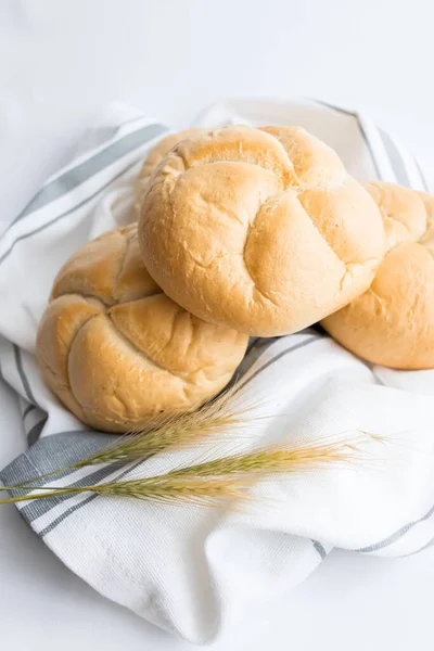 Bröd Med Veteöron Vit Bakgrund Närbild — Stockfoto