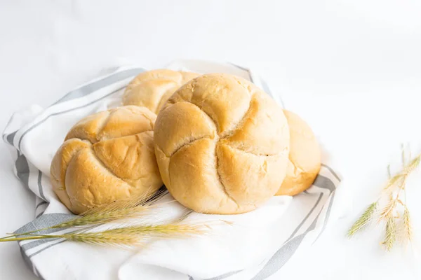 パンは小麦の耳で転がる 白い背景の上に — ストック写真