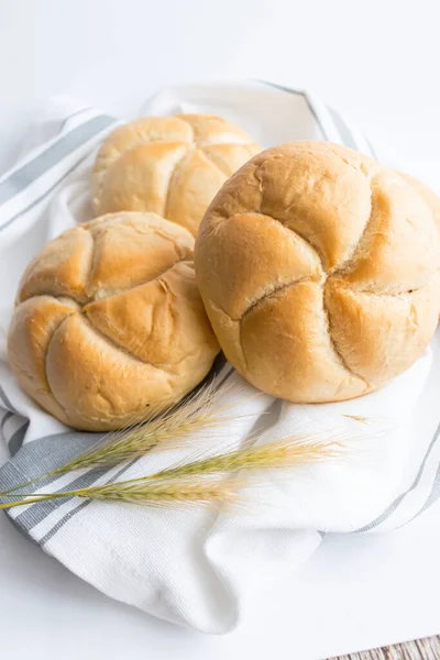 Хлібні Рулони Пшеничними Вухами Білому Тлі Крупним Планом — стокове фото