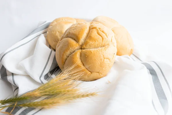 Broodjes Met Tarweoren Een Witte Achtergrond Close — Stockfoto