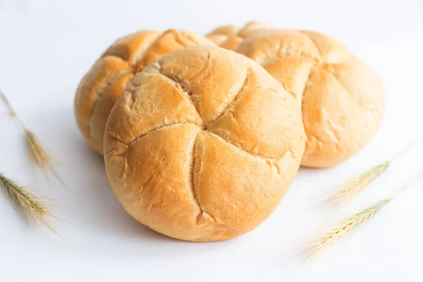Chlebové Rolky Pšeničnýma Ušima Bílém Pozadí Detailní Záběr — Stock fotografie