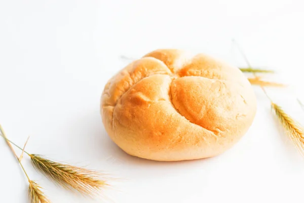 Bröd Med Veteöron Vit Bakgrund Närbild — Stockfoto