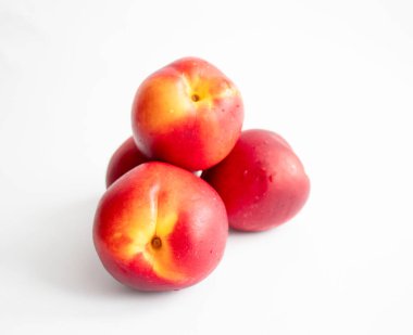 Taze nektarinler. Beyaz arka planda. yakın plan.