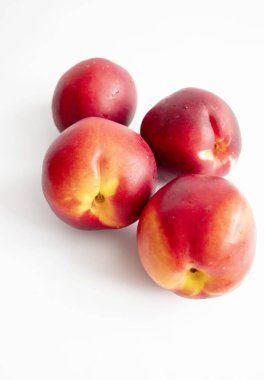 Taze nektarinler. Beyaz arka planda. yakın plan.