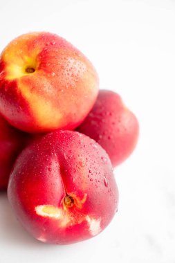 Taze nektarinler. Beyaz arka planda. yakın plan.