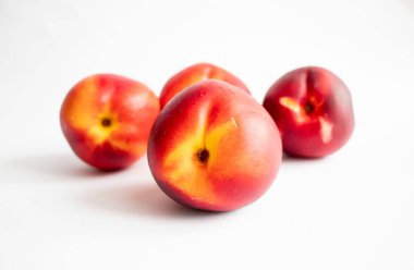 Taze nektarinler. Beyaz arka planda. yakın plan.