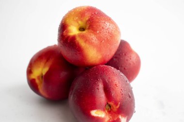 Taze nektarinler. Beyaz arka planda. yakın plan.