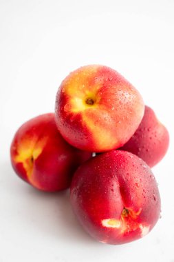 Taze nektarinler. Beyaz arka planda. yakın plan.