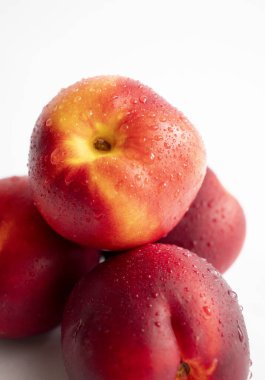 Taze nektarinler. Beyaz arka planda. yakın plan.