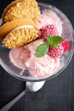 Kasede ahududulu dondurma. Karanlık bir arka planda. Tatlı tatlı