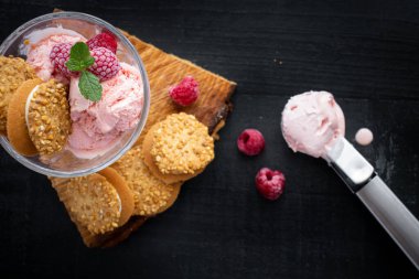Kasede ahududulu dondurma. Karanlık bir arka planda. Tatlı tatlı