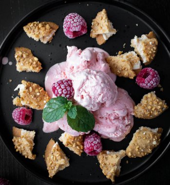 Kasede ahududulu dondurma. Karanlık bir arka planda. Tatlı tatlı