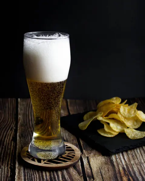 Vidro Cerveja Mesa Madeira — Fotografia de Stock