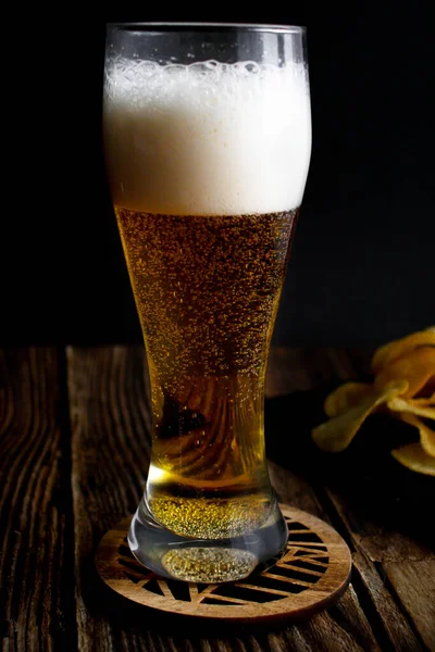 Vidro Cerveja Espuma Com Espuma Fundo Madeira — Fotografia de Stock