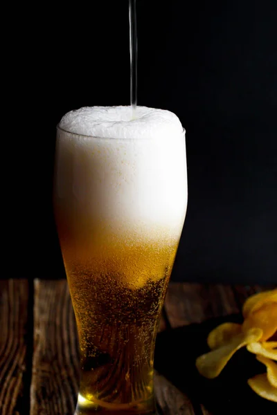 Cerveja Com Batatas Fritas Cerveja Vidro Sobre Fundo Preto — Fotografia de Stock
