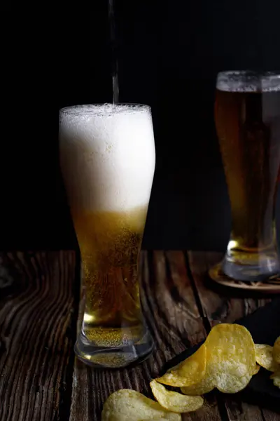Copos Com Cerveja Com Batatas Fritas Fundo Preto — Fotografia de Stock