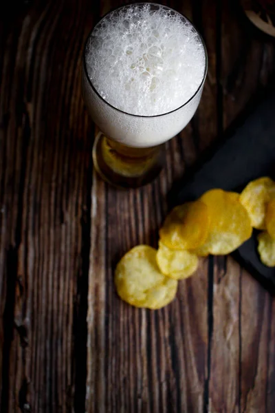 Cerveja Batatas Fritas Fundo Madeira — Fotografia de Stock