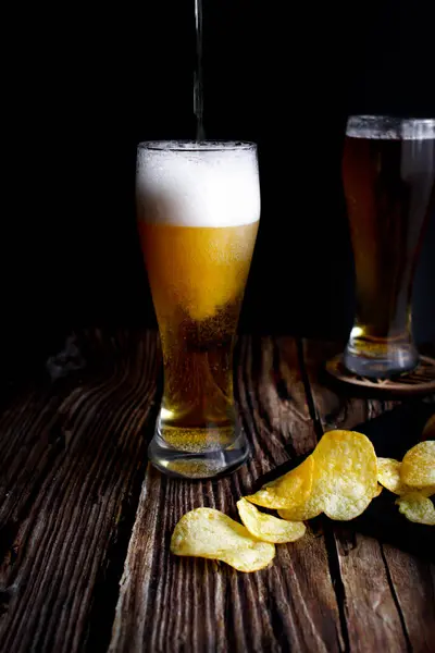 Cerveja Batatas Fritas Uma Mesa Madeira — Fotografia de Stock