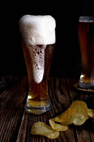 Cerveja Batatas Fritas Óculos Fundo Preto — Fotografia de Stock