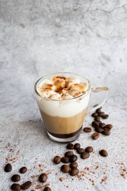 Kahve tatlısı. Gri bir arkaplanda. Tiramisu fincanda.