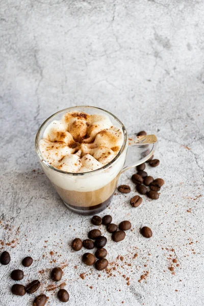 Kaffee Dessert Vorhanden Auf Grauem Hintergrund Klassisches Tiramisu Einer Tasse — Stockfoto